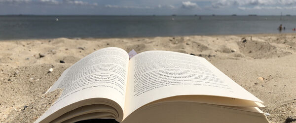Mit dem Buch am Timmendorfer Strand